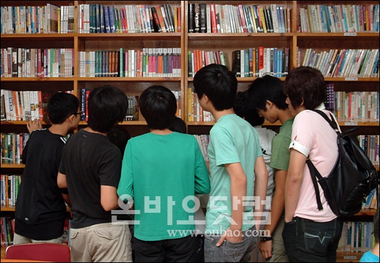 ▲ 롯데장학재단에서 700권을 보내오자 도서관은 연일 학생들로 북적이고 있다.