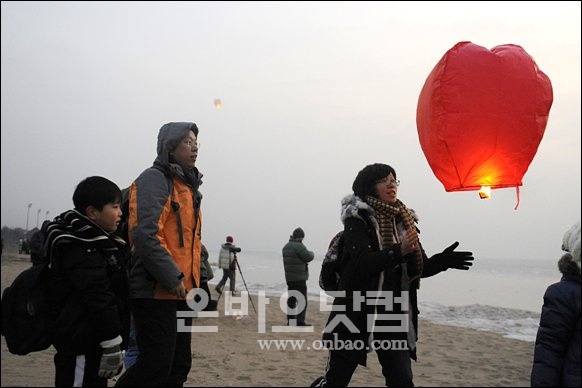 ▲ 베이징 한국 교민이 친황다오 해맞이에서 한 해의 소원을 담아 연등을 하늘로 날려보내고 있다.