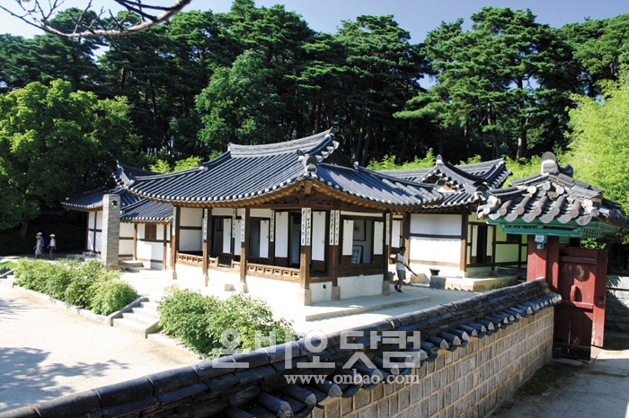 한국 주거 건축 중 가장 오래된 것 중 하나인 오죽헌(烏竹軒)